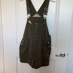 Juniors olive green overall shorts